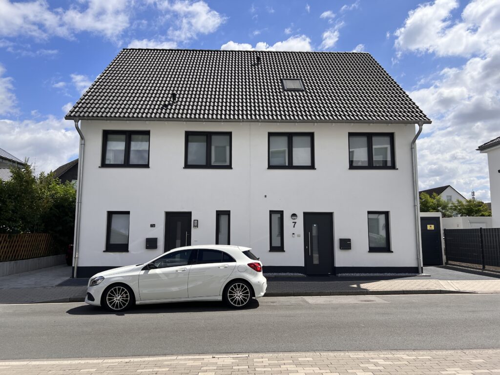 IMG_1223 Die Frontansicht einer Neubau Immobilie Doppelhauses in Dortmund Asseln