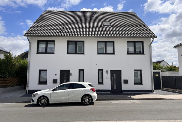 Die Frontansicht einer Neubau Immobilie Doppelhauses in Dortmund Asseln
