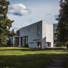 Campus Gebäude mit Garten