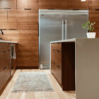 Moderen Küche mit großem Kühlschrank