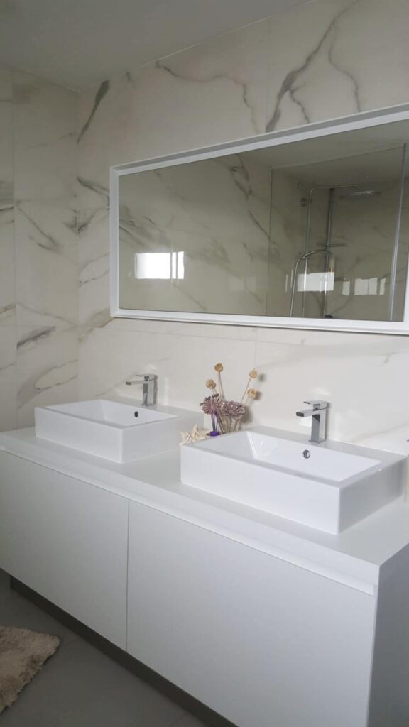 Dortmund – Neubau Stadtvilla 3 Badezimmer einer Stadtvilla in Dortmund mit Marmor Fließen