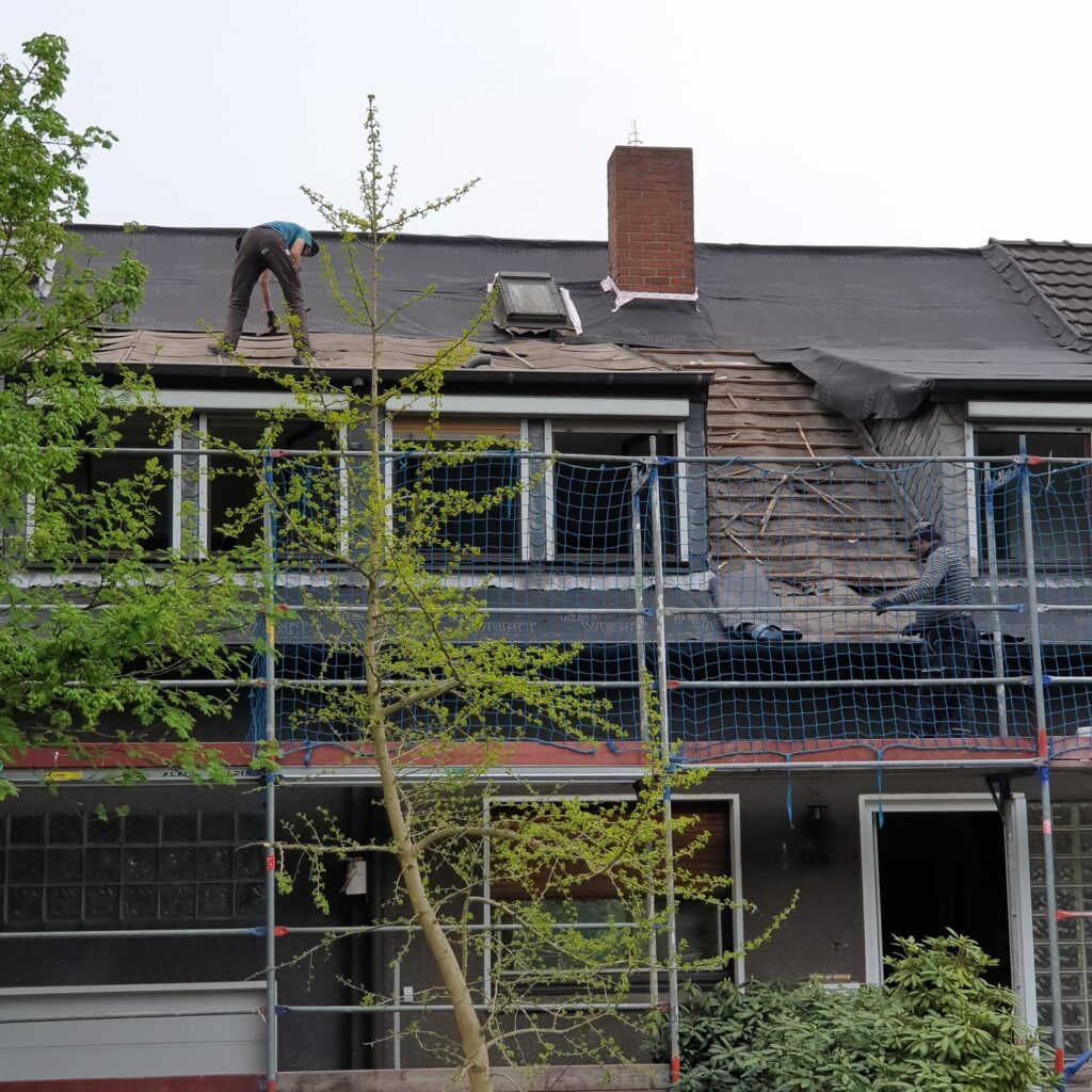 5bac9170-8261-4723-936a-403133be69f1 Zwei Bauarbeiter bei einer Kernsanierung eines Einfamilienhauses in Mülheim Mitte-Ost