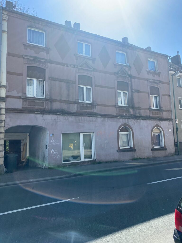 Essen 1 Frontansicht von einem Mehrfamilienhaus in Essen vor der Sanierung