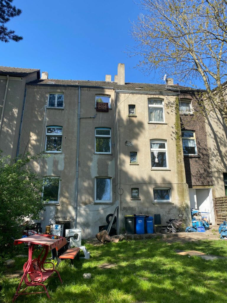 Essen 2 Aussenfassade eines Mehrfamilienhauses in Essen vor der Sanierung