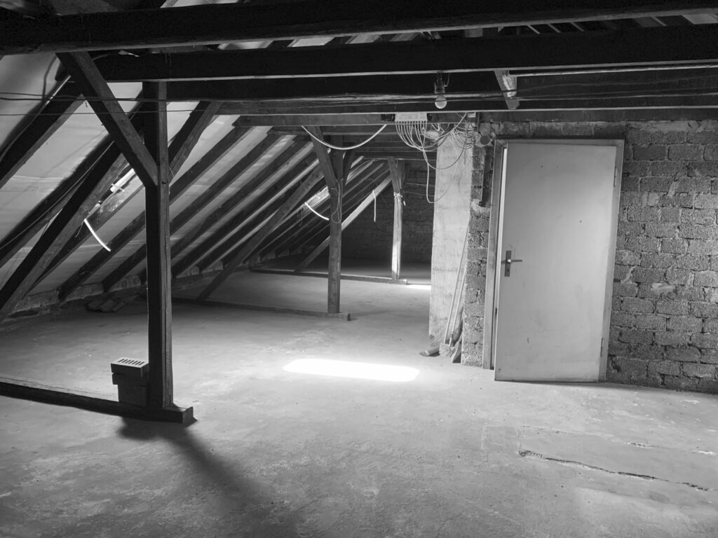 Grillostraße DG 2 Dachgeschoss Ausbau in Gelsenkirchen bei Schalke vor der Sanierung Schwarz-Weiß