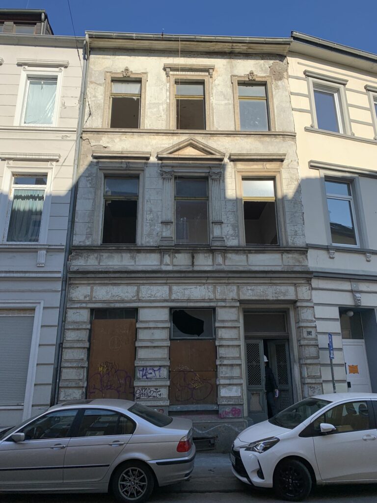 Krefeld 1 Aussenansicht eines Kernsanierungsbedürftigem Mehrfamilienhauses in Krefeld