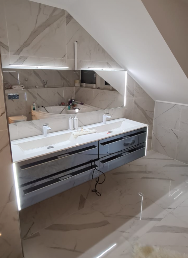 Winkhauser weg Bad Kernsaniertes Badezimmer mit Fliessen aus Marmor in Mülheim