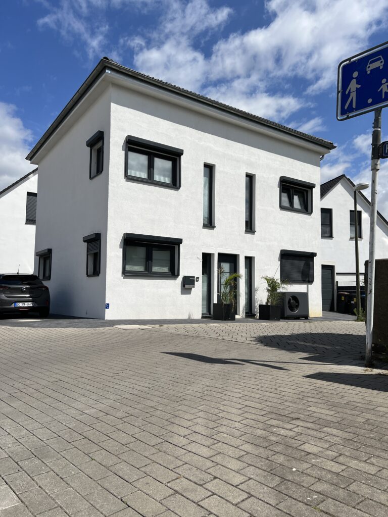 IMG_1210 Seitenansicht einer Neubau Stadtvilla mit Wärmepumpe in Dortmund