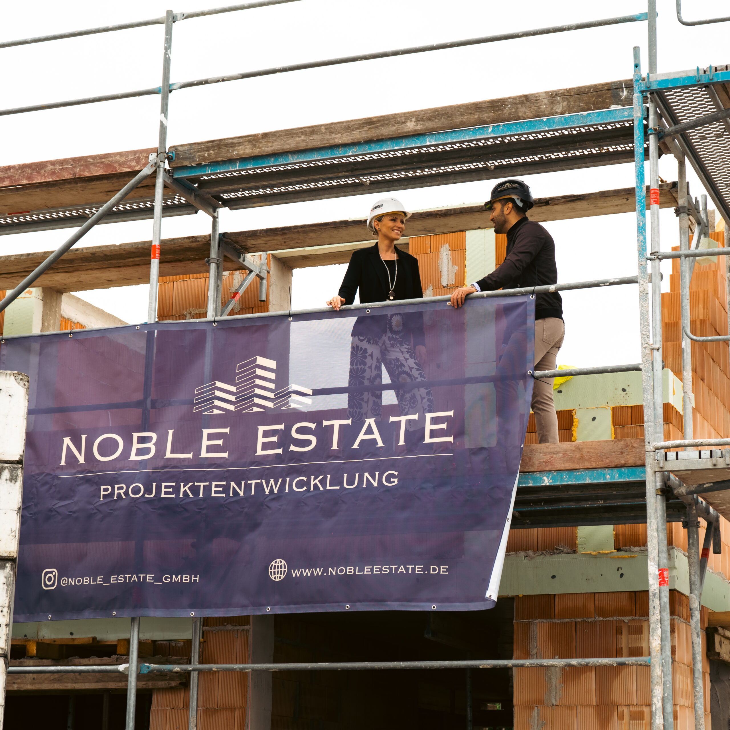 COO Milad Soleymanmanesh und Juliane Degen von Degen - Immobilien bei einer Besprechung auf einem aktuellen Bauprojekt