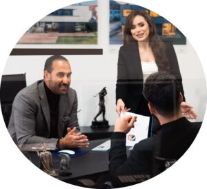 Unser COO und seine Assistentin beim Kundengespräch über das Thema Immobilien Investments.